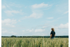 Maaseudun nainen katselee maisemaa
