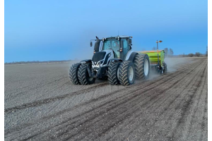 Traktori kylvää kevätrapsia