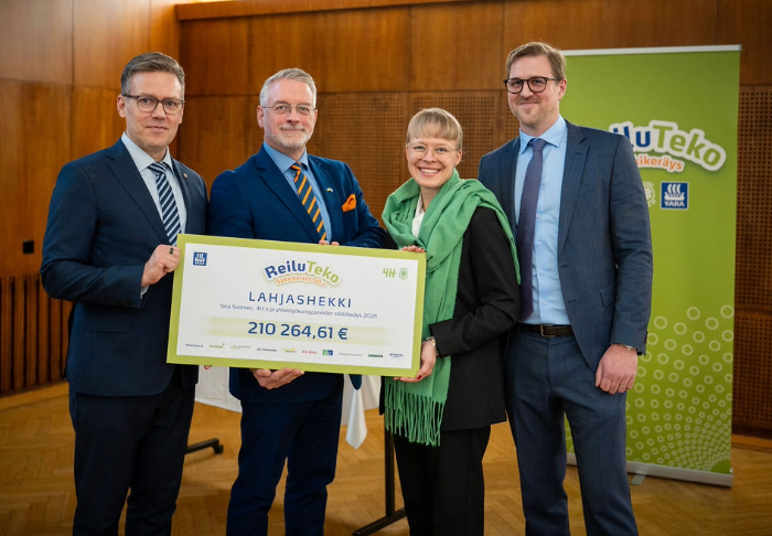 Reilu Teko -säkkikeräyksen tuotto kirjoitettuna lahjashekkiin