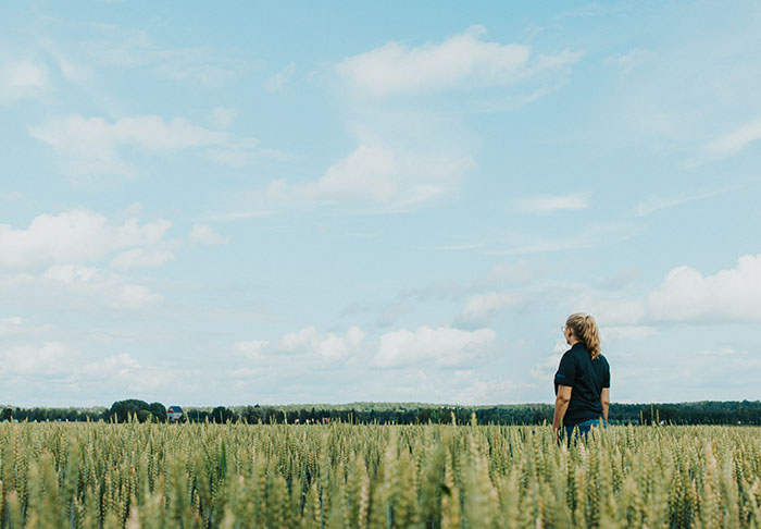 Maaseudun nainen katselee maisemaa