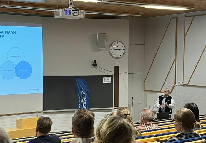 Marjakiertueella kuultiin monipuolisesti asiaa lannoituksen merkityksestä sadon laatuun.